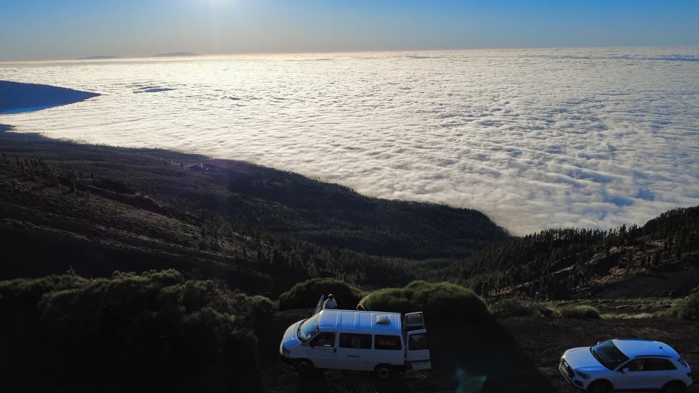 Camper de Slow Campers sobre el mar de nubes en el Teide, Tenerife